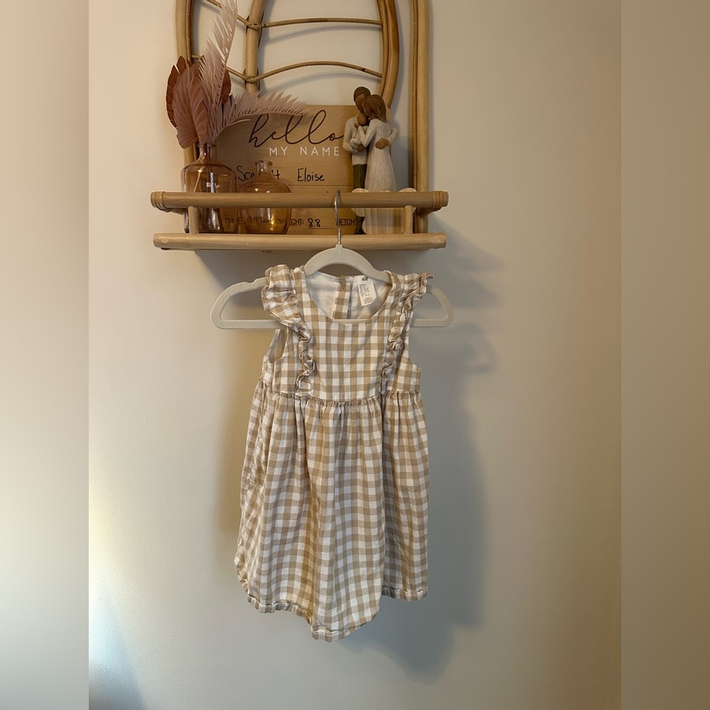 H&M 2t checkered dress. Barely worn, excellent condition.